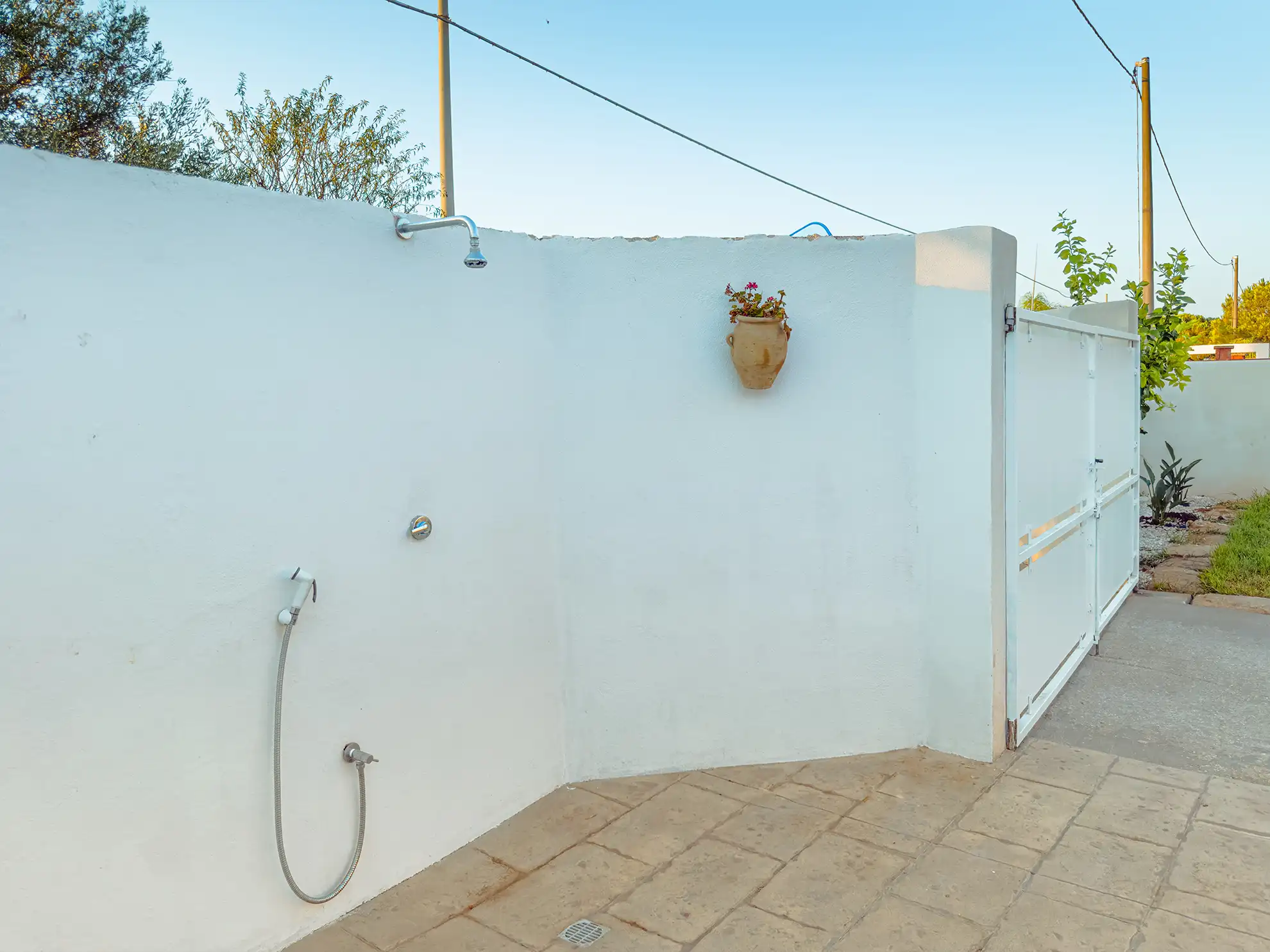 doccia-esterna-villa-clori-sabbia-piscina