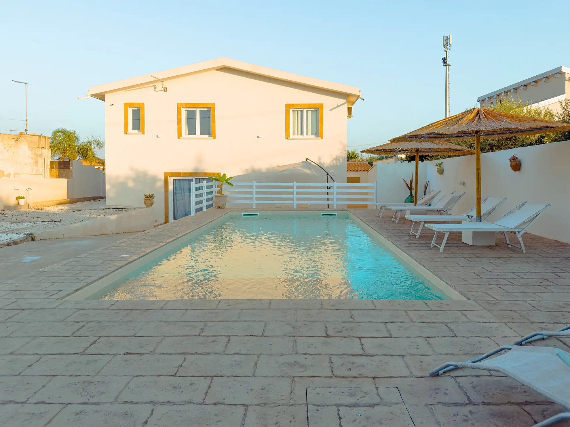 villa-clori-marzamemi-piscina-tramonto