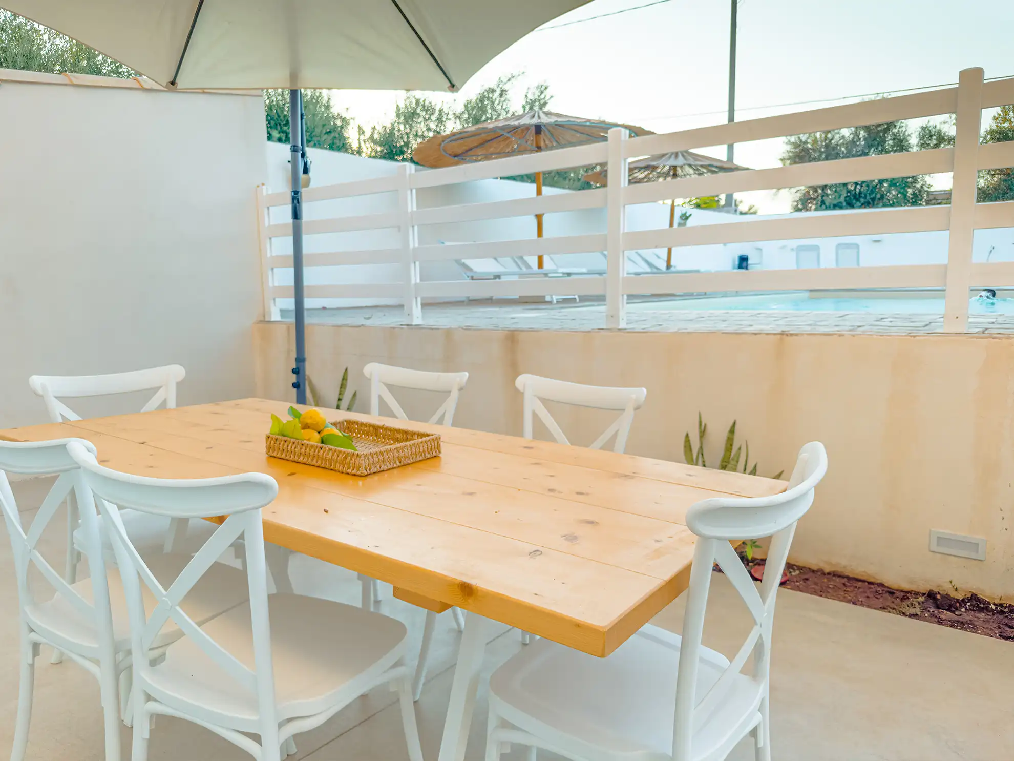 zona-relax-veranda-piscina-villa-clori